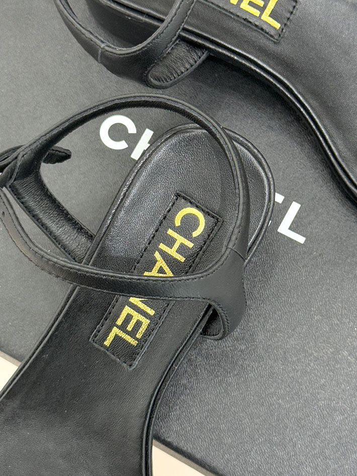 最高級シャネルスーパーコピー CHANEL ラインストーンロゴヒール サンダル 靴 スウェード ブラック 2631082 シャネル 靴 定価 - 画像 (3)