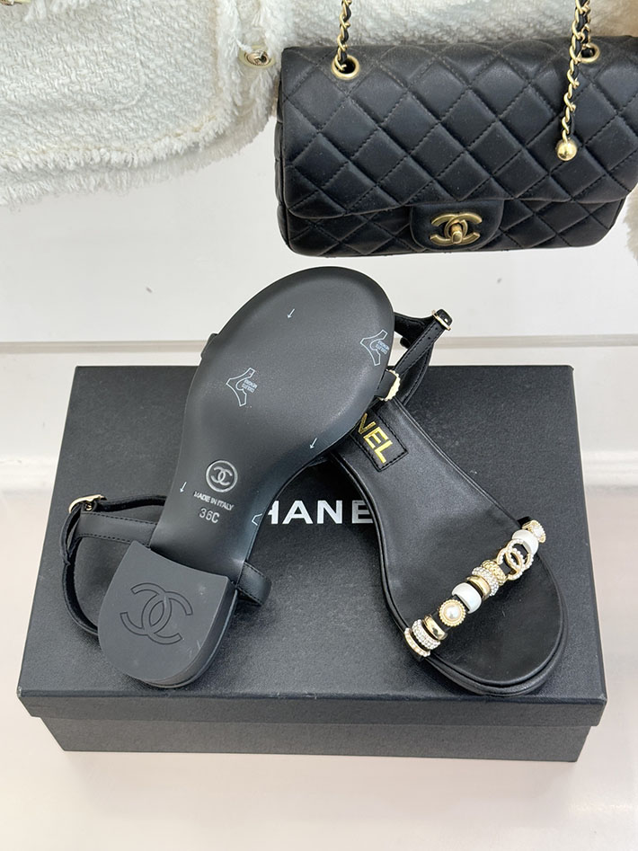 最高級シャネルスーパーコピー CHANEL ラインストーンロゴヒール サンダル 靴 スウェード ブラック 2631082 シャネル 靴 定価 - 画像 (2)