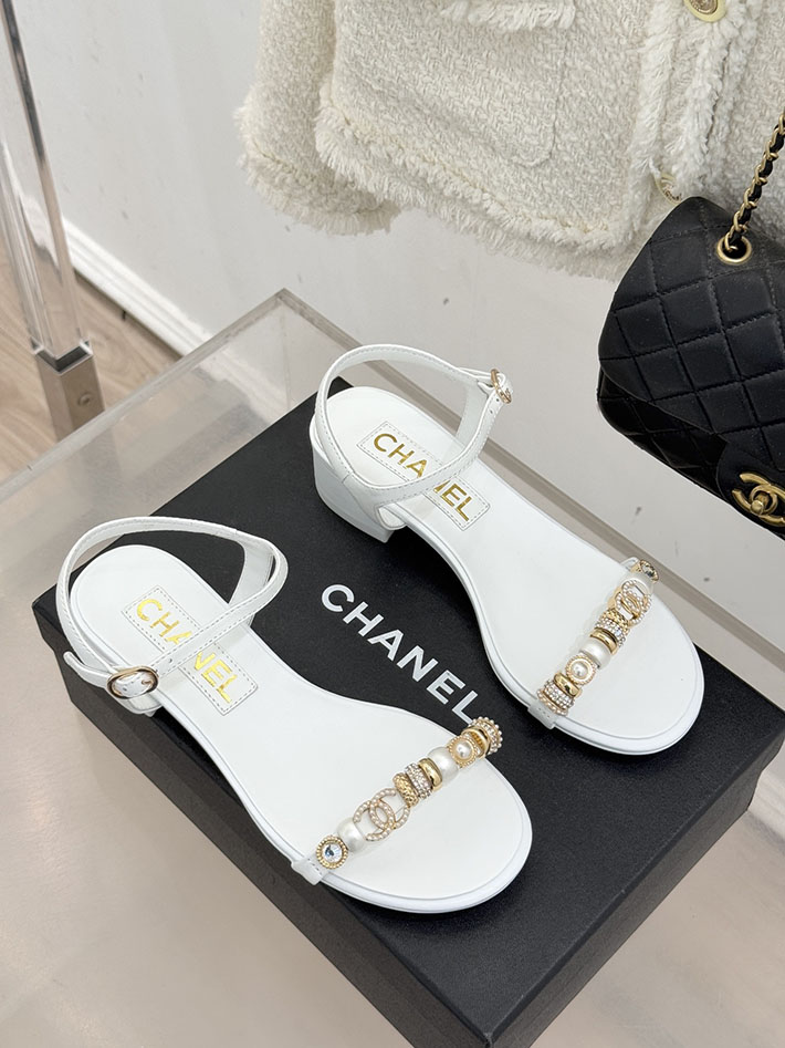 最高級シャネルスーパーコピー CHANEL ラインストーンロゴヒール サンダル 靴 スウェード ホワイト 2631083 シャネル 靴 安い - 画像 (9)