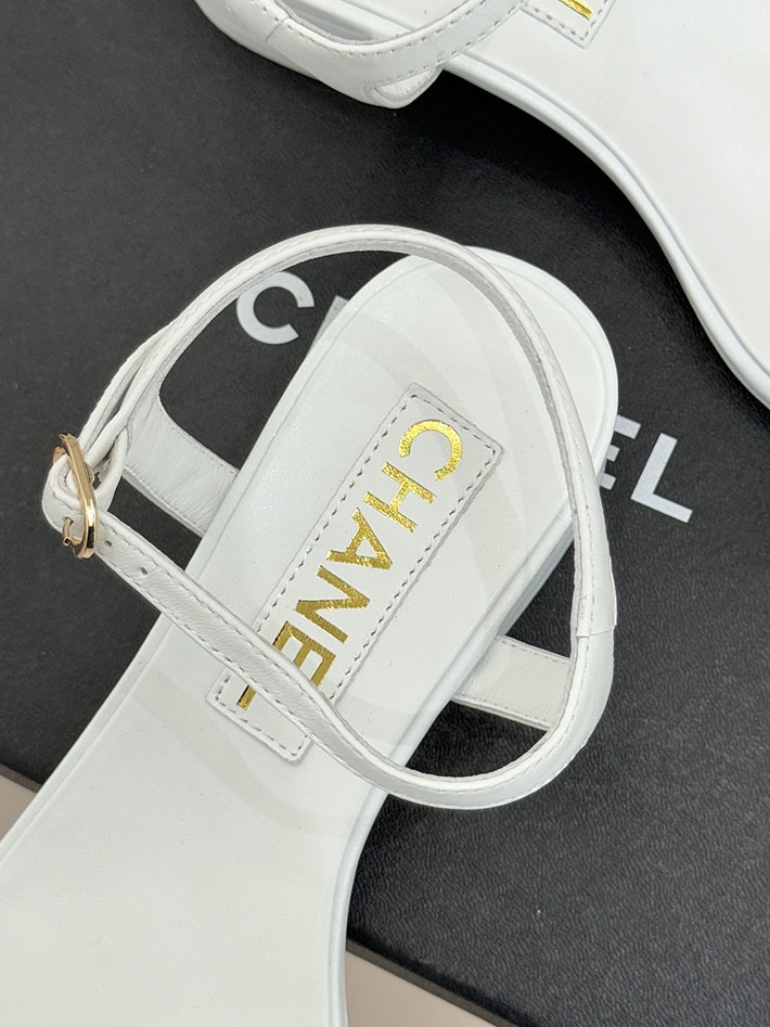 最高級シャネルスーパーコピー CHANEL ラインストーンロゴヒール サンダル 靴 スウェード ホワイト 2631083 シャネル 靴 安い - 画像 (4)