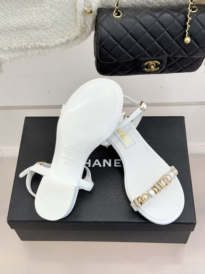 最高級シャネルスーパーコピー CHANEL ラインストーンロゴヒール サンダル 靴 スウェード ホワイト 2631083 シャネル 靴 安い - 画像 (3)