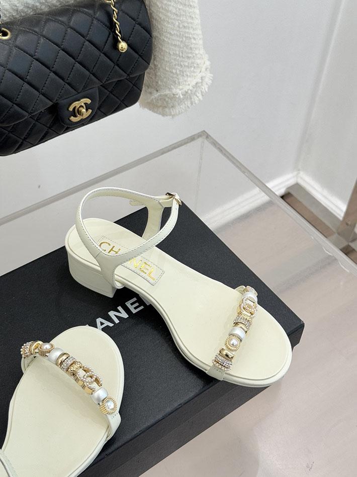 最高級シャネルスーパーコピー CHANEL ラインストーンロゴヒール サンダル 靴 スウェード ホワイト 2631086 シャネル 靴 白 - 画像 (7)