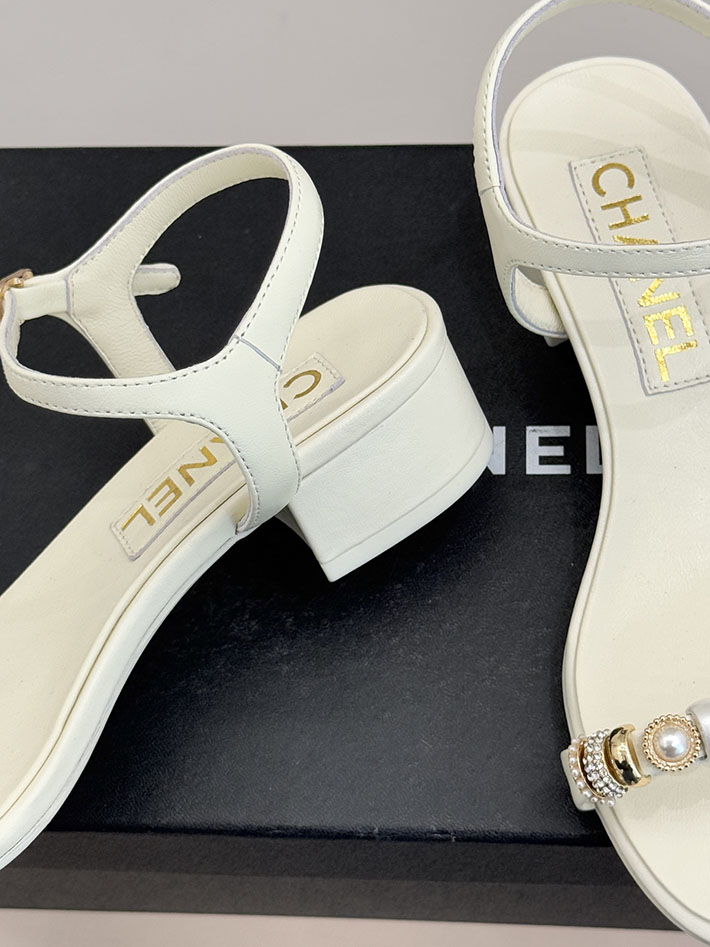 最高級シャネルスーパーコピー CHANEL ラインストーンロゴヒール サンダル 靴 スウェード ホワイト 2631086 シャネル 靴 白 - 画像 (6)