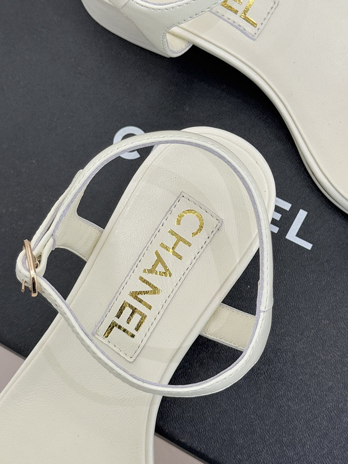 最高級シャネルスーパーコピー CHANEL ラインストーンロゴヒール サンダル 靴 スウェード ホワイト 2631086 シャネル 靴 白 - 画像 (4)