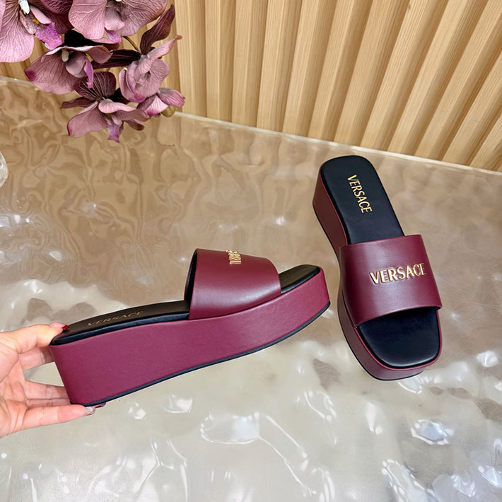 最高級ヴェルサーチェスーパーコピー VERSACE 2026年春夏 新作 Logo 60mm ミュール サンダル ワインレッド 2631267 ヴェルサーチ風サンダル - 画像 (4)