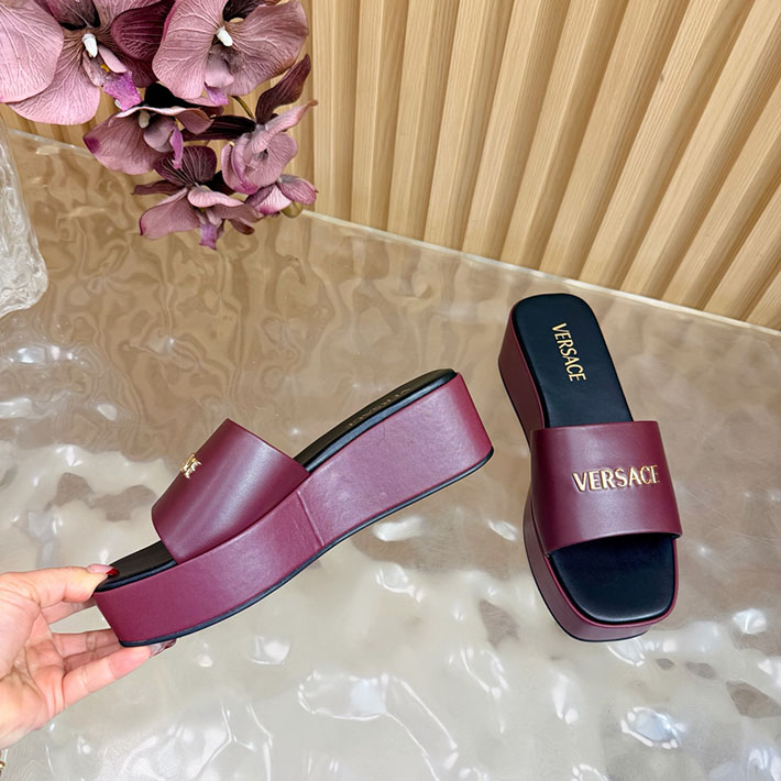 最高級ヴェルサーチェスーパーコピー VERSACE 2026年春夏 新作 Logo 60mm ミュール サンダル ワインレッド 2631267 ヴェルサーチ風サンダル - 画像 (3)