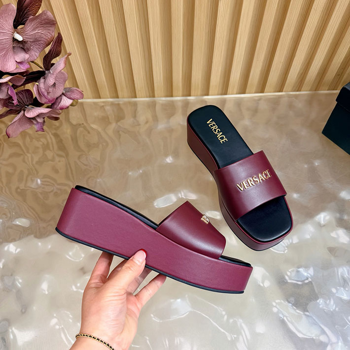 最高級ヴェルサーチェスーパーコピー VERSACE 2026年春夏 新作 Logo 60mm ミュール サンダル ワインレッド 2631267 ヴェルサーチ風サンダル - 画像 (2)