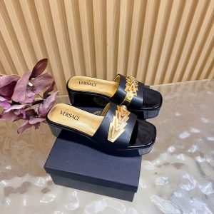 ヴェルサーチェ サンダル 新作