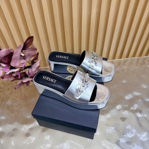 ヴェルサーチェ サンダル 定価