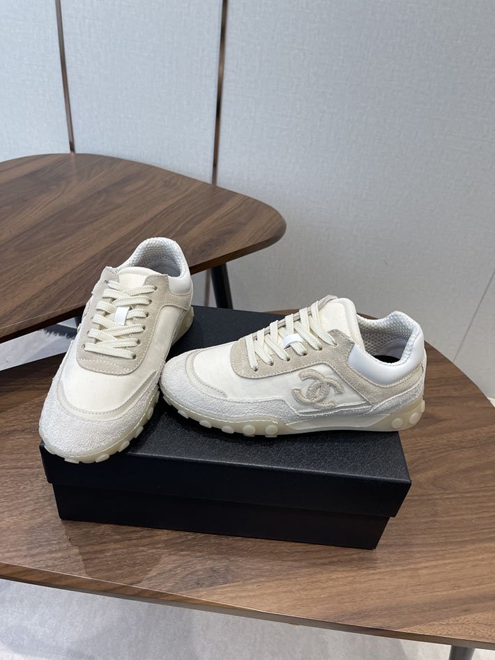シャネル スニーカー レディース 白