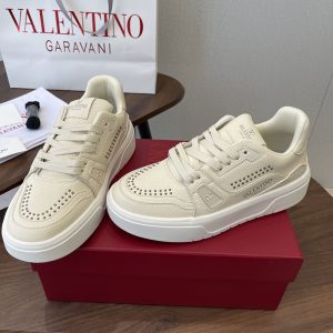 ヴァレンティノ スニーカー コーデ