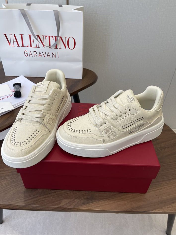 ヴァレンティノ スニーカー コーデ