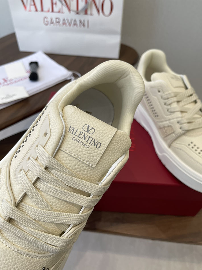 メンズ・レディース兼用 最高級ヴァレンティノスーパーコピー VALENTINO シューズ 靴 ロートップ スニーカー ベージュ 2630631 ヴァレンティノ スニーカー コーデ - 画像 (5)