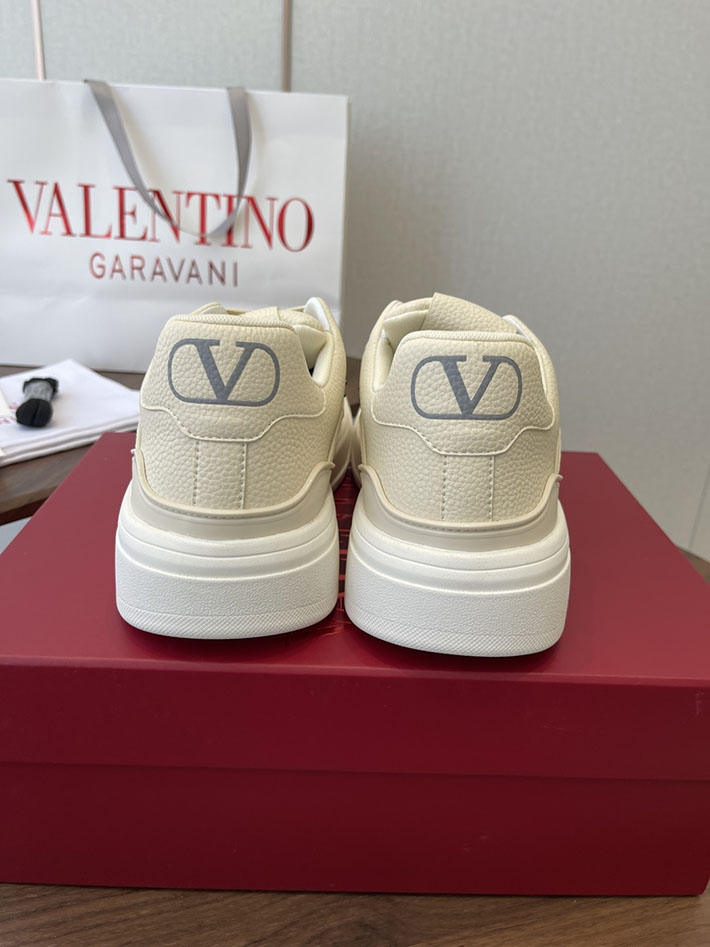 メンズ・レディース兼用 最高級ヴァレンティノスーパーコピー VALENTINO シューズ 靴 ロートップ スニーカー ベージュ 2630631 ヴァレンティノ スニーカー コーデ - 画像 (4)
