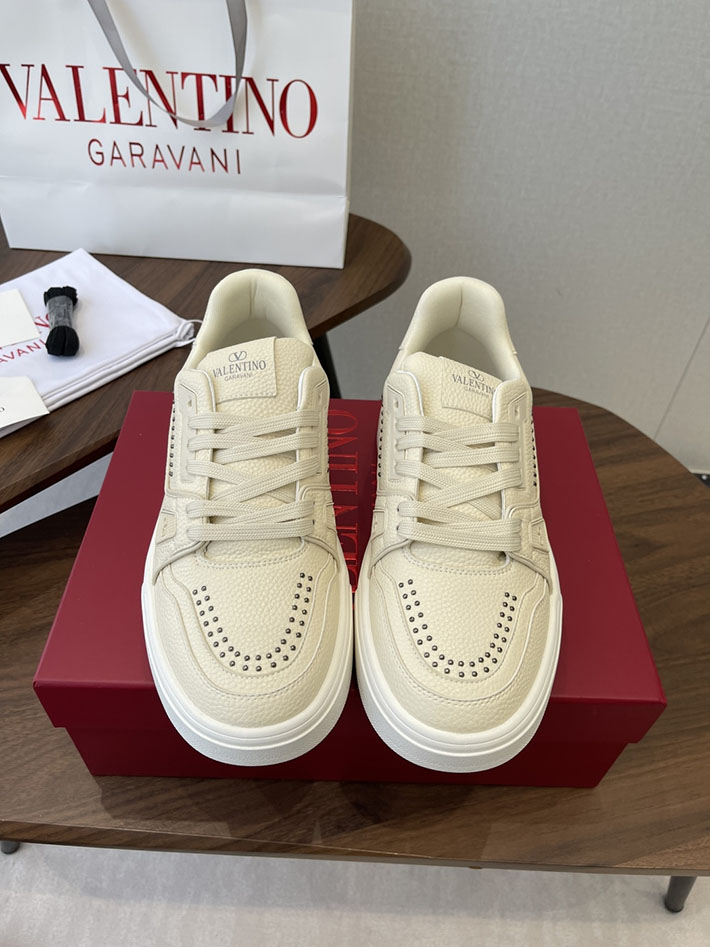 メンズ・レディース兼用 最高級ヴァレンティノスーパーコピー VALENTINO シューズ 靴 ロートップ スニーカー ベージュ 2630631 ヴァレンティノ スニーカー コーデ - 画像 (3)