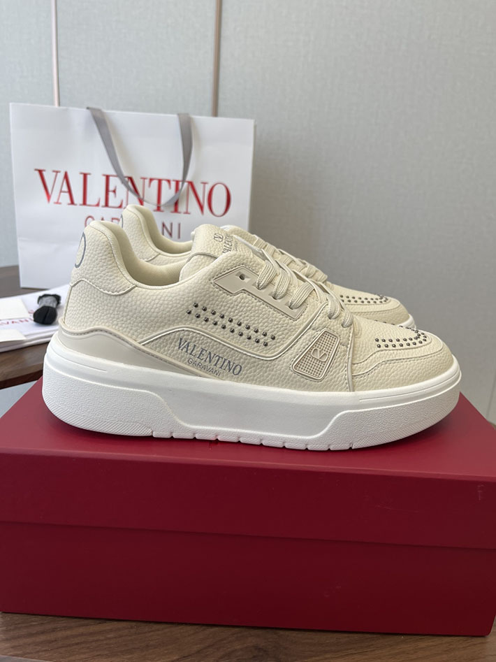 メンズ・レディース兼用 最高級ヴァレンティノスーパーコピー VALENTINO シューズ 靴 ロートップ スニーカー ベージュ 2630631 ヴァレンティノ スニーカー コーデ - 画像 (2)