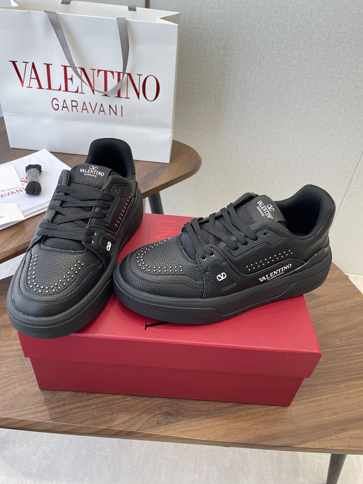 ヴァレンティノ スニーカー 黒
