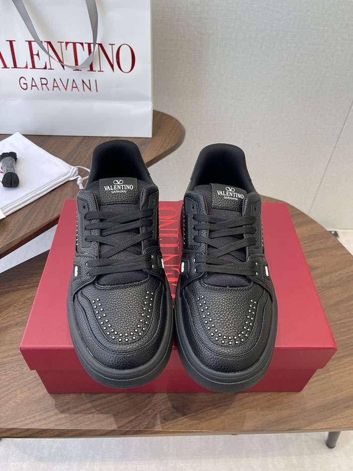 メンズ・レディース兼用 最高級ヴァレンティノスーパーコピー VALENTINO シューズ 靴 ロートップ スニーカー ブラック 2630632 ヴァレンティノ スニーカー 黒 - 画像 (3)