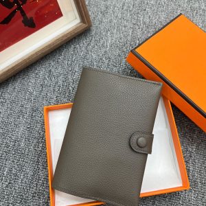 エルメス パスポートケース 使い方