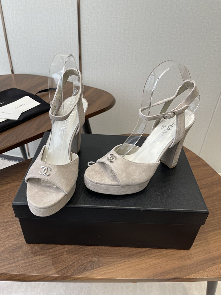 最高級シャネルスーパーコピー CHANEL 2026年春夏 新作 サンダル スエード キッドスキン グレー G47029-B23297-U7014 シャネル サンダル 厚底 - 画像 (9)