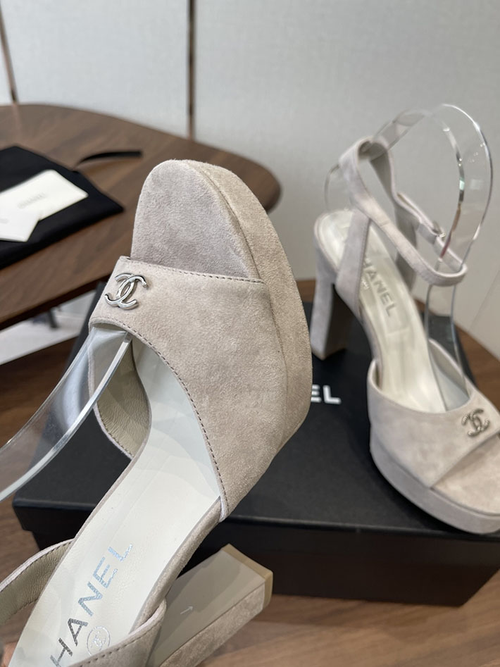 最高級シャネルスーパーコピー CHANEL 2026年春夏 新作 サンダル スエード キッドスキン グレー G47029-B23297-U7014 シャネル サンダル 厚底 - 画像 (6)