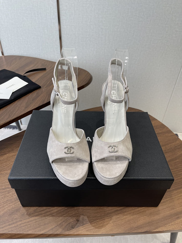 最高級シャネルスーパーコピー CHANEL 2026年春夏 新作 サンダル スエード キッドスキン グレー G47029-B23297-U7014 シャネル サンダル 厚底 - 画像 (3)
