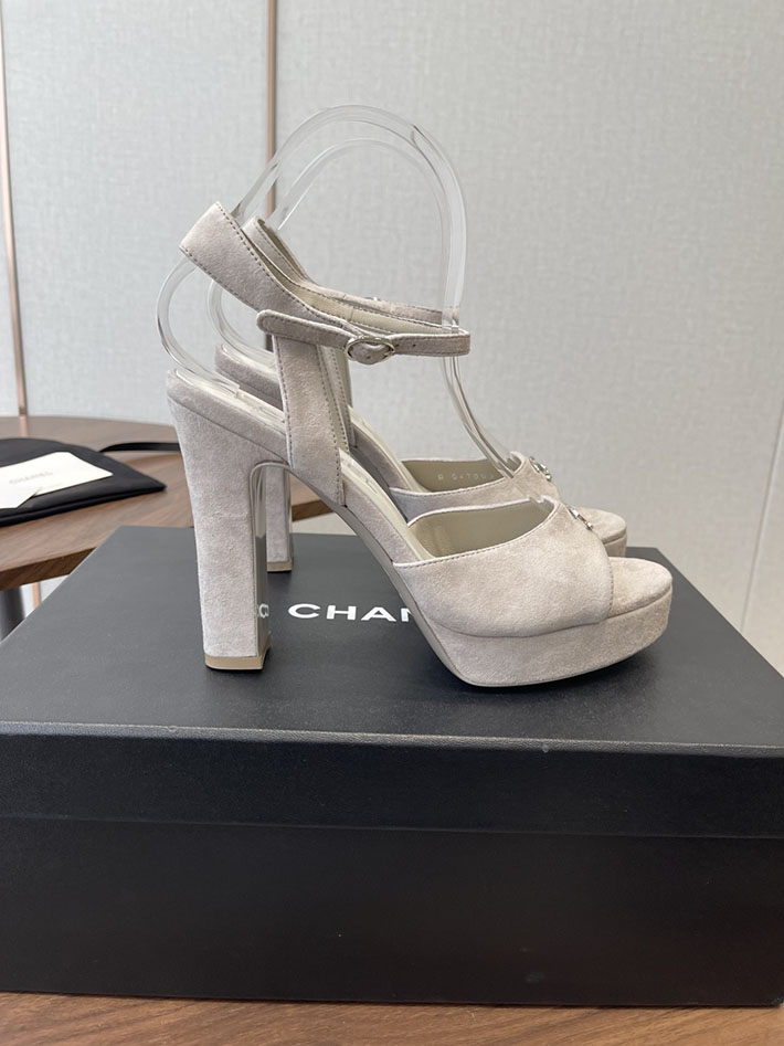 最高級シャネルスーパーコピー CHANEL 2026年春夏 新作 サンダル スエード キッドスキン グレー G47029-B23297-U7014 シャネル サンダル 厚底 - 画像 (2)