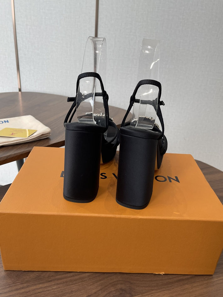 最高級ルイヴィトンスーパーコピー LV スウィング ヒール110mm サンダル 2026年春夏 新作 ブラック 2630784 ルイヴィトン サンダル 黒 - 画像 (5)