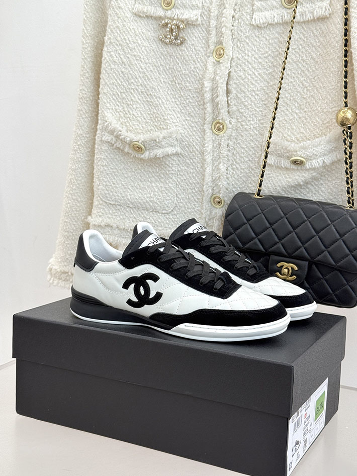 レディース 最高級シャネルスーパーコピー CHANEL 2026年春夏 新作 スニーカー カーフスキン ブラック 2630800 シャネル スニーカー 人気 - 画像 (2)