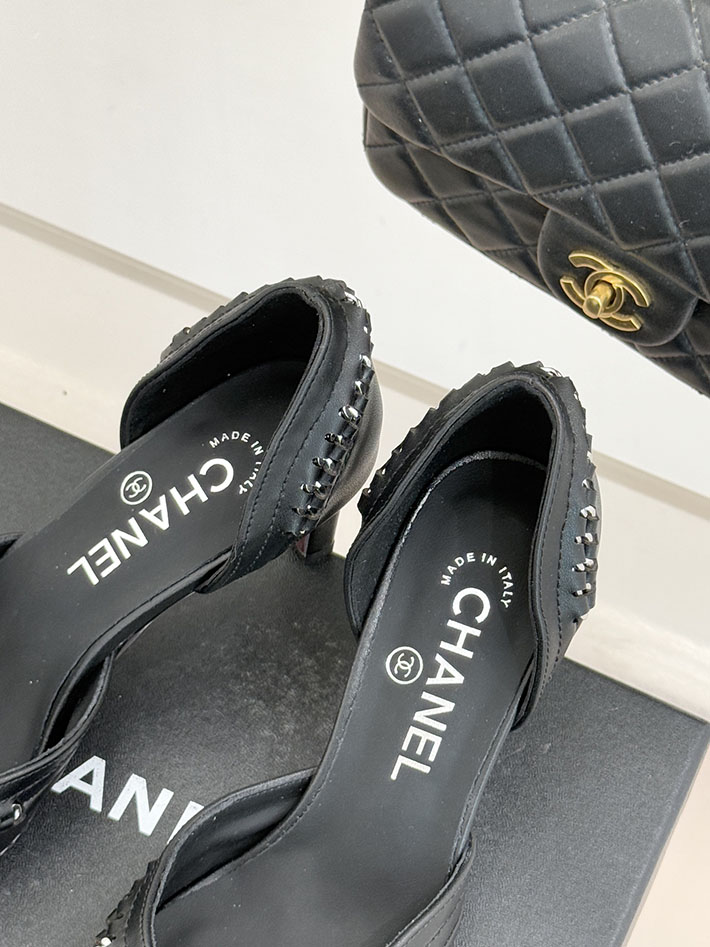 最高級シャネルスーパーコピー CHANEL サイドオープン チェーントリム パンプス ココマーク ブラック 2630882 シャネル シューズ レディース - 画像 (4)