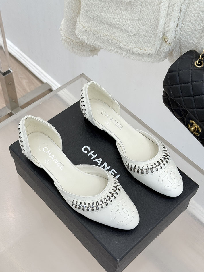最高級シャネルスーパーコピー CHANEL サイドオープン チェーントリム パンプス ココマーク ホワイト 2630886 シャネル パンプス フラット - 画像 (9)