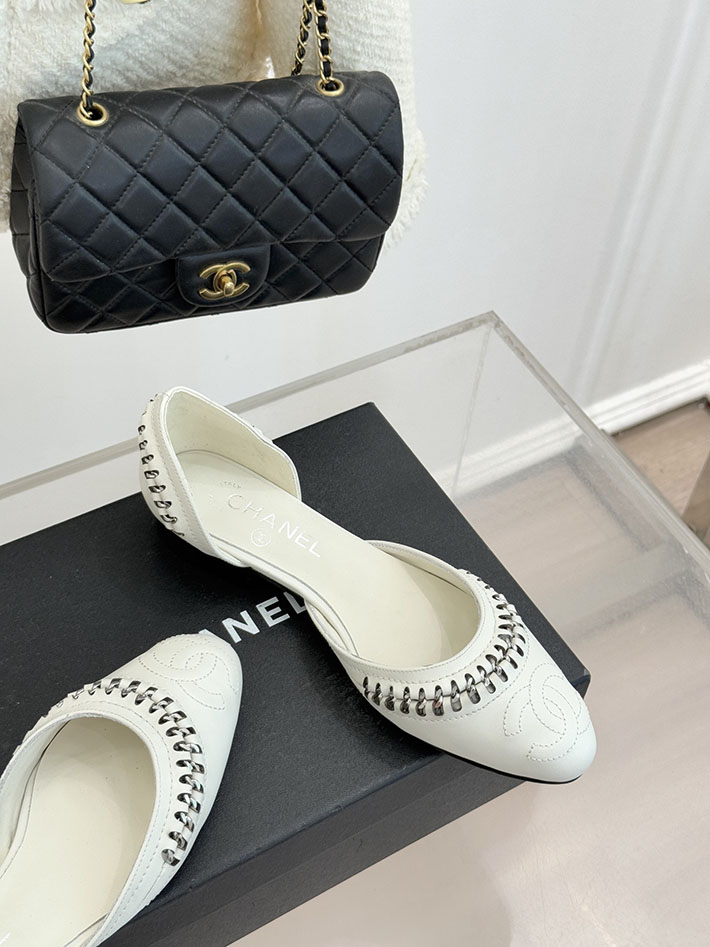 最高級シャネルスーパーコピー CHANEL サイドオープン チェーントリム パンプス ココマーク ホワイト 2630886 シャネル パンプス フラット - 画像 (7)