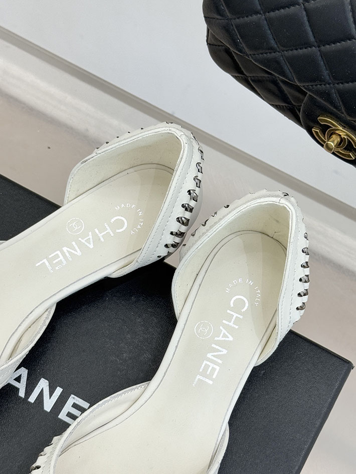 最高級シャネルスーパーコピー CHANEL サイドオープン チェーントリム パンプス ココマーク ホワイト 2630886 シャネル パンプス フラット - 画像 (4)