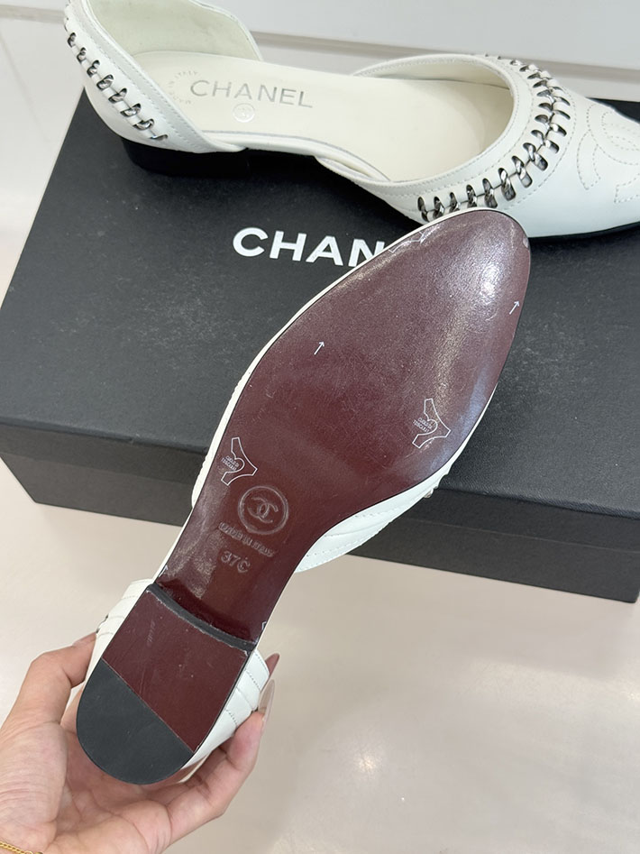 最高級シャネルスーパーコピー CHANEL サイドオープン チェーントリム パンプス ココマーク ホワイト 2630886 シャネル パンプス フラット - 画像 (3)