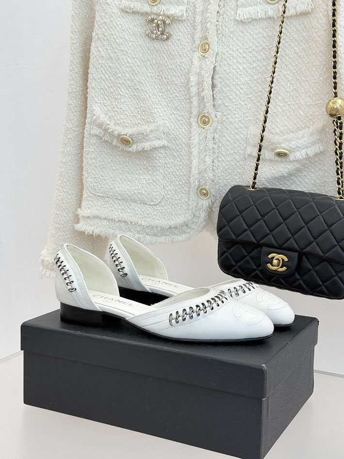 最高級シャネルスーパーコピー CHANEL サイドオープン チェーントリム パンプス ココマーク ホワイト 2630886 シャネル パンプス フラット - 画像 (2)