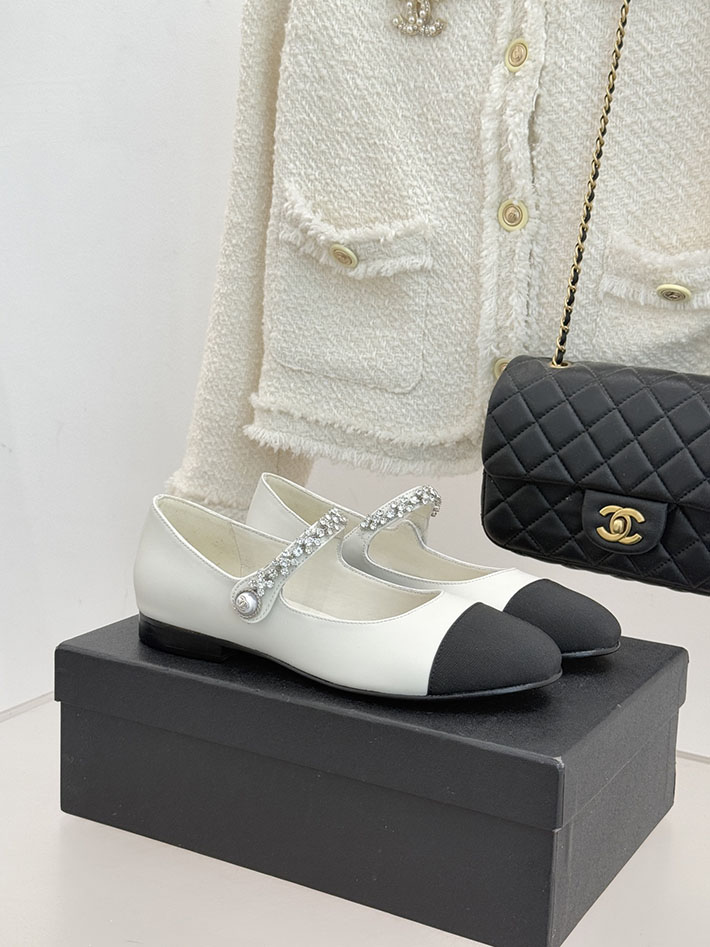 シャネル パンプス 値段