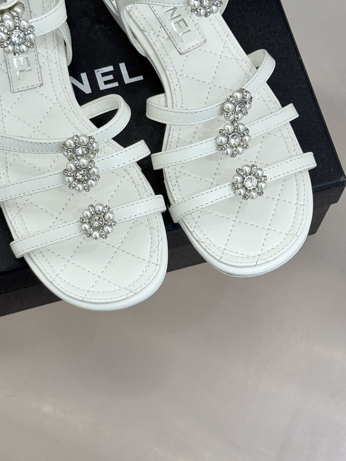 最高級シャネルスーパーコピー CHANEL グラディエーター サンダル ラミネート ラムスキン 新作 ホワイト 2630964 シャネル サンダル 白 - 画像 (4)
