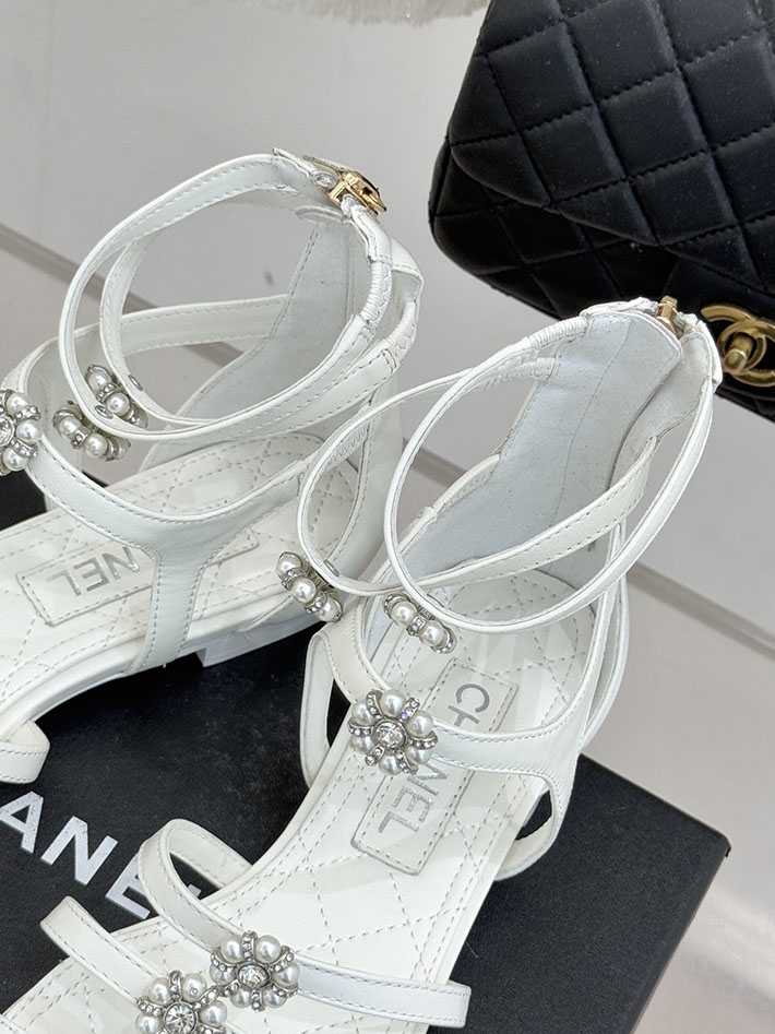 最高級シャネルスーパーコピー CHANEL グラディエーター サンダル ラミネート ラムスキン 新作 ホワイト 2630964 シャネル サンダル 白 - 画像 (3)