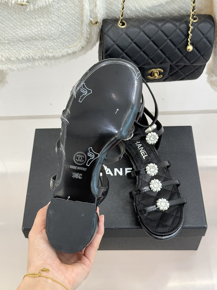 最高級シャネルスーパーコピー CHANEL グラディエーター サンダル ラミネート ラムスキン 新作 ブラック 2630965 シャネル サンダル 安い - 画像 (2)