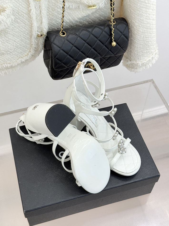 最高級シャネルスーパーコピー CHANEL チャンキーヒール グラディエーター ラミネート ラムスキン ホワイト 2630967 シャネル サンダル 定価 - 画像 (2)