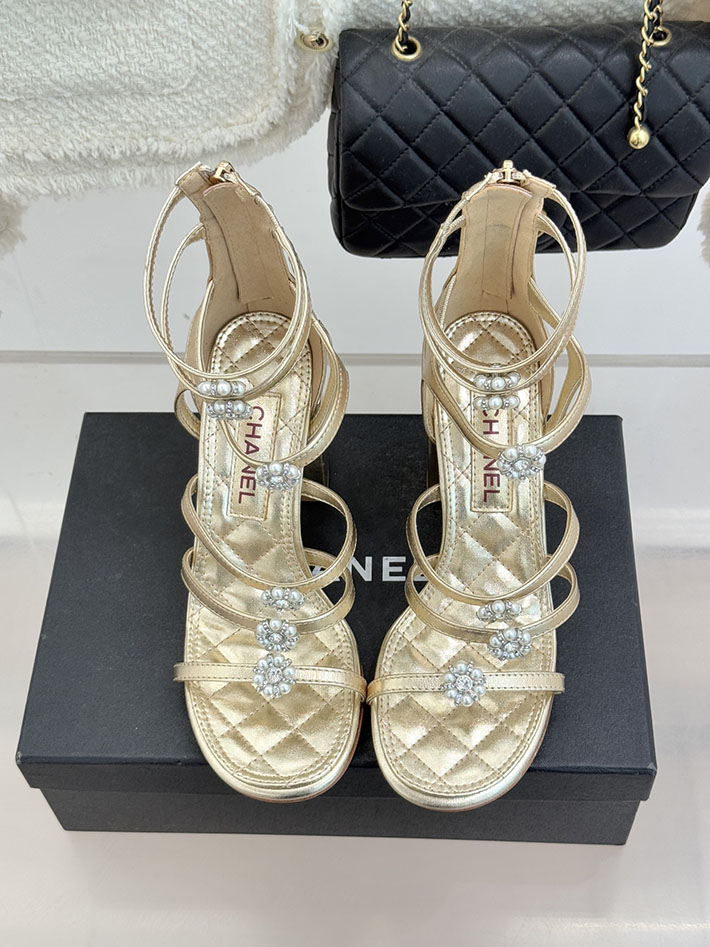 最高級シャネルスーパーコピー CHANEL チャンキーヒール グラディエーター ラミネート ラムスキン ホワイト 2630968 シャネル サンダル 新作 - 画像 (7)