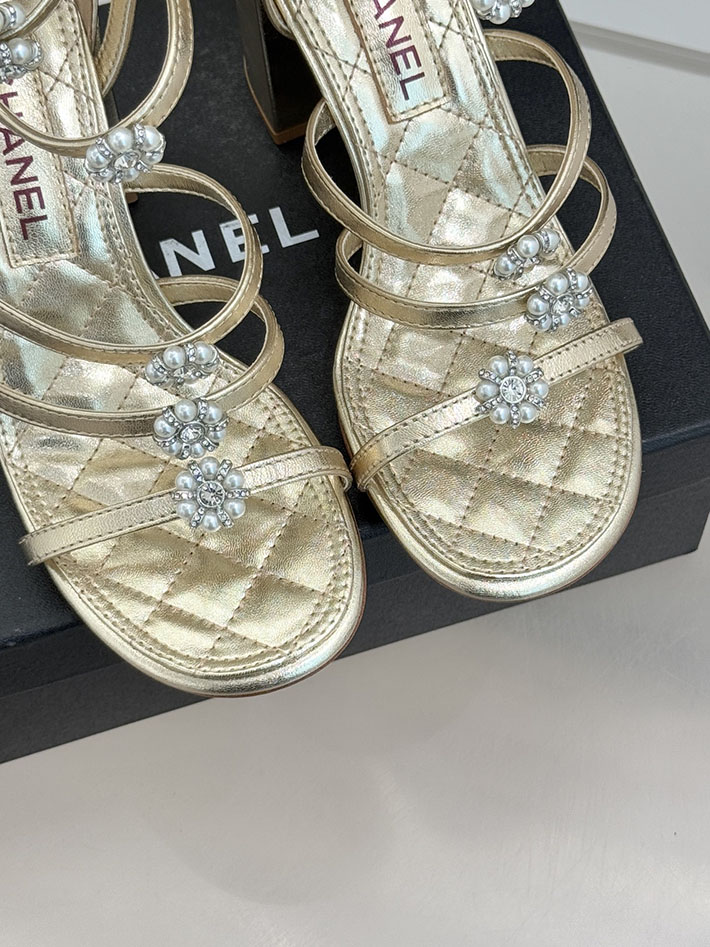 最高級シャネルスーパーコピー CHANEL チャンキーヒール グラディエーター ラミネート ラムスキン ホワイト 2630968 シャネル サンダル 新作 - 画像 (4)