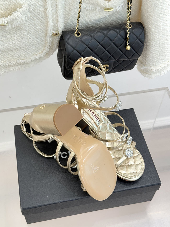 最高級シャネルスーパーコピー CHANEL チャンキーヒール グラディエーター ラミネート ラムスキン ホワイト 2630968 シャネル サンダル 新作 - 画像 (2)