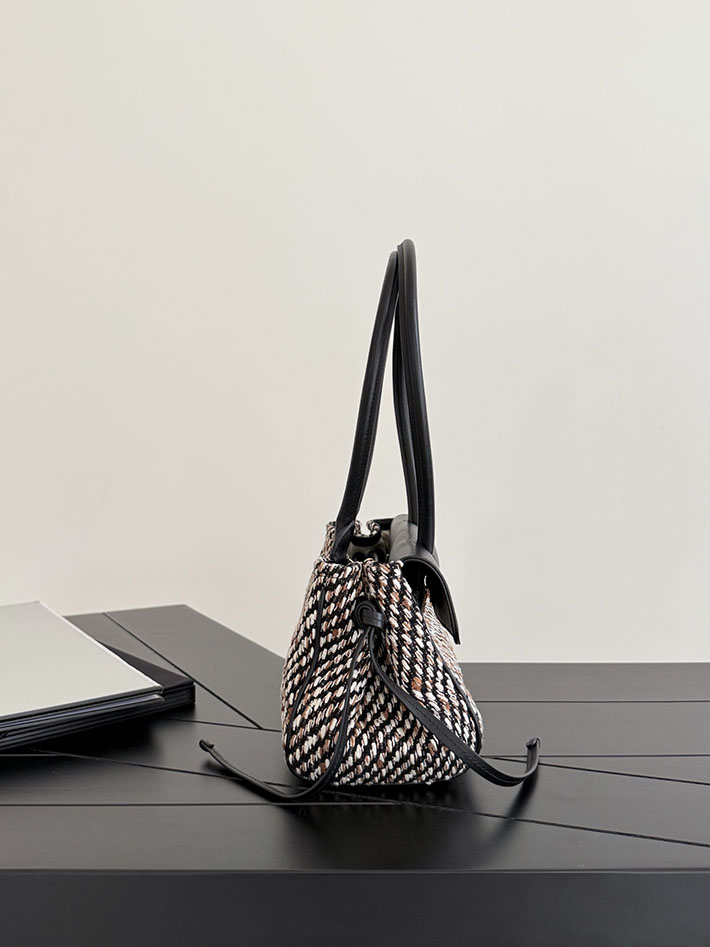 シャネル 新作バッグ 2026 CHANEL 2026年 新作 スモール ショッピング バッグ ブラック AS6288 B24254 U9706 シャネル トートバッグ 布 - 画像 (9)