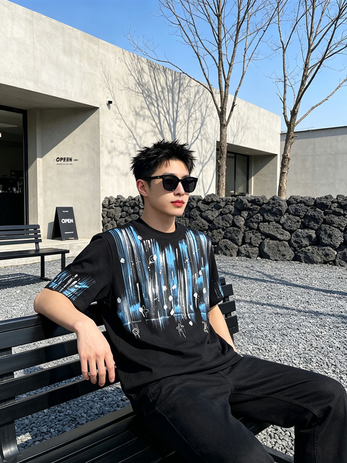 最高級ルイヴィトンスーパーコピー Louis Vuitton コットン 2026年新作 手描きLVロゴTシャツ clothes202600404 ルイ・ヴィトンの黒Tシャツ - 画像 (2)