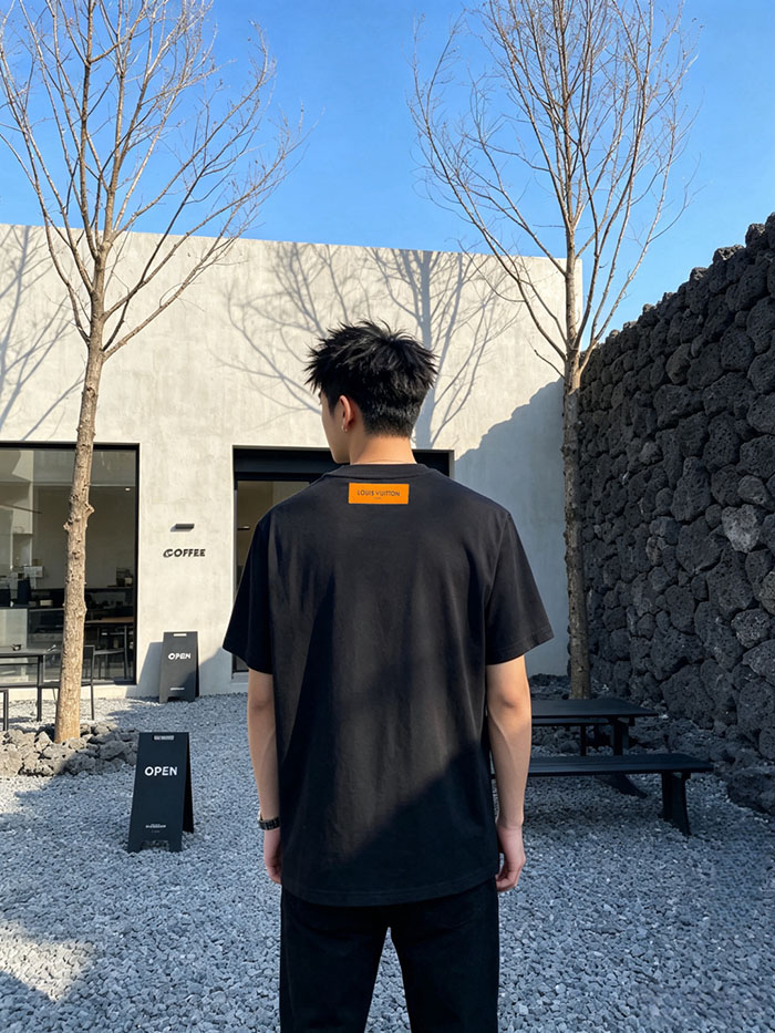 最高級ルイヴィトンスーパーコピー Louis Vuitton コットン 2026年新作 手描きLVロゴTシャツ clothes202600404 ルイ・ヴィトンの黒Tシャツ - 画像 (3)