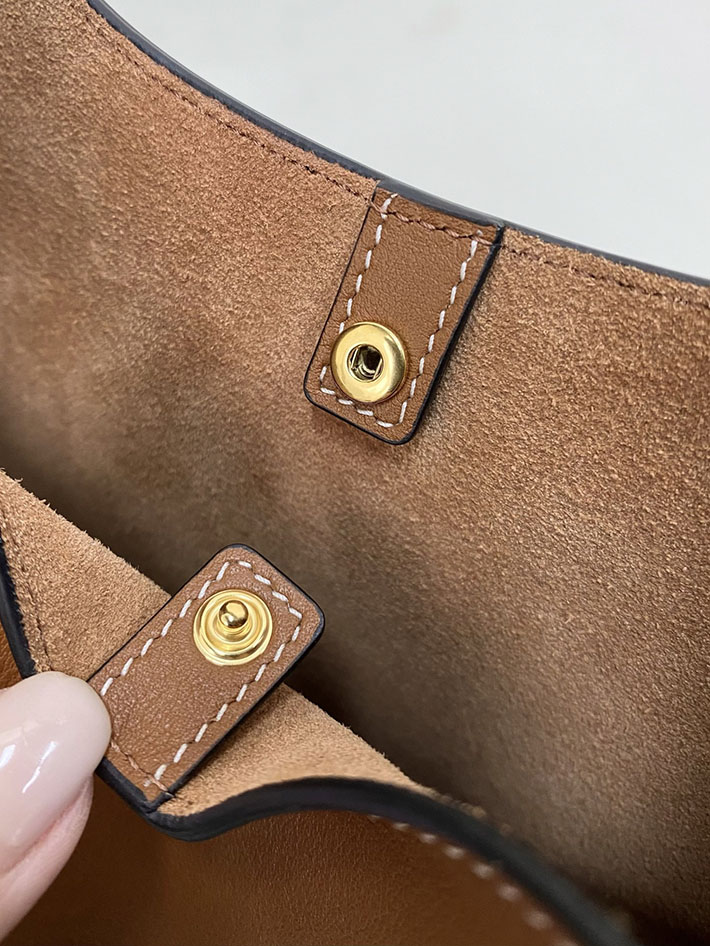 最高級セリーヌスーパーコピー CELINE スモールホーボー サプルスムースカーフスキン タン L10133Q71.04LU セリーヌ ホーボーバッグ - 画像 (3)